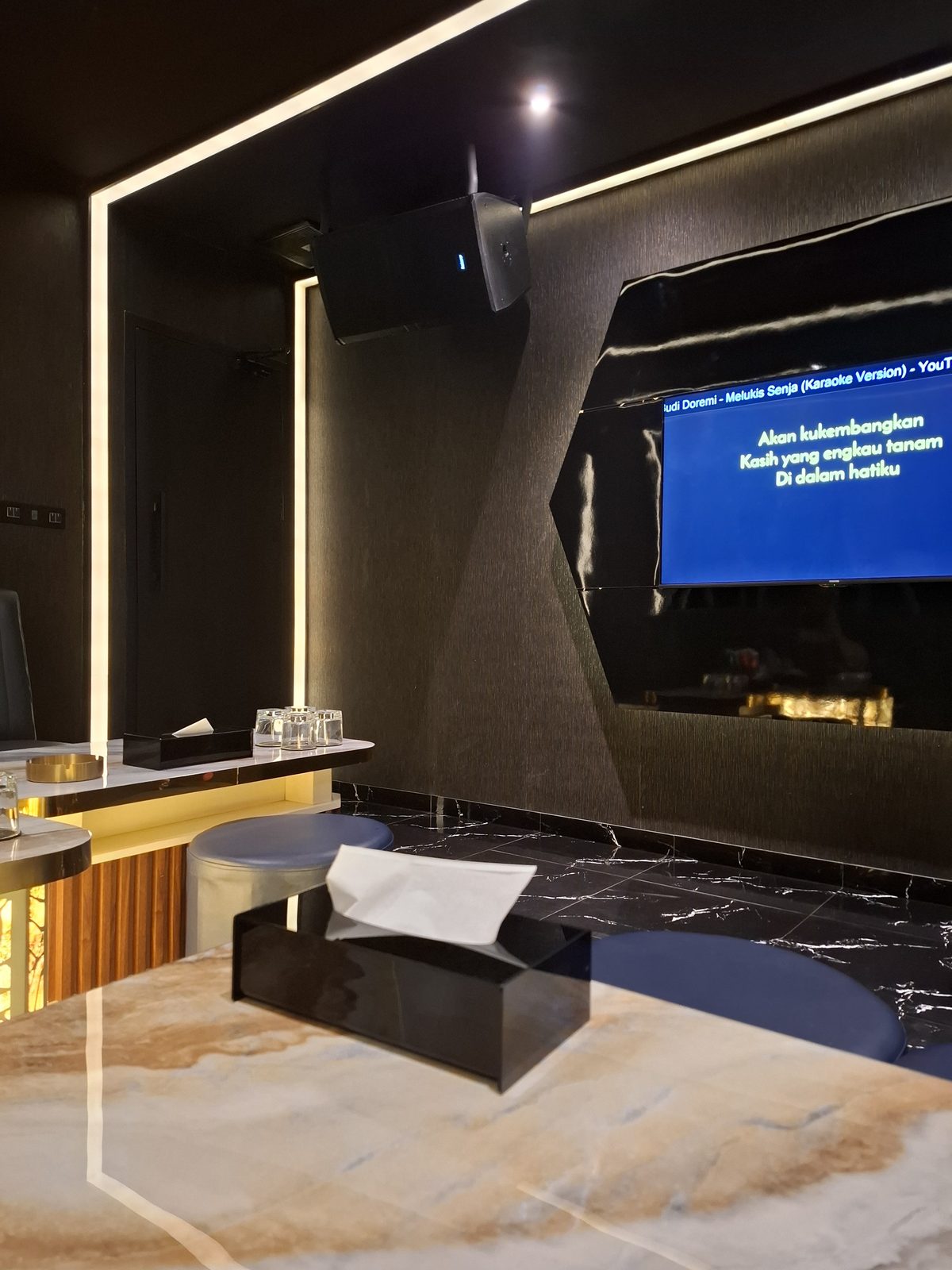 Black Horse Bar & Ktv