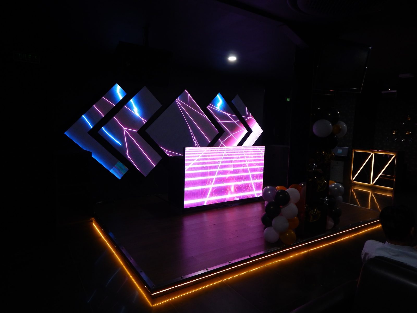 Rahara Lounge and KTV