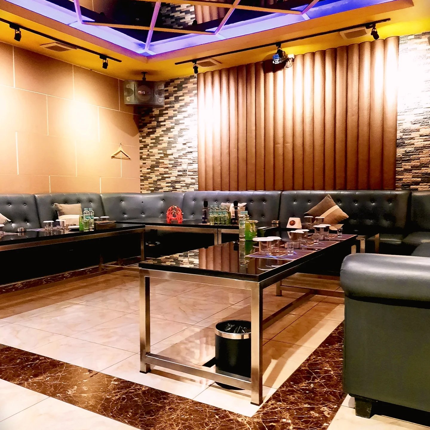 DE8 International Business Club KTV