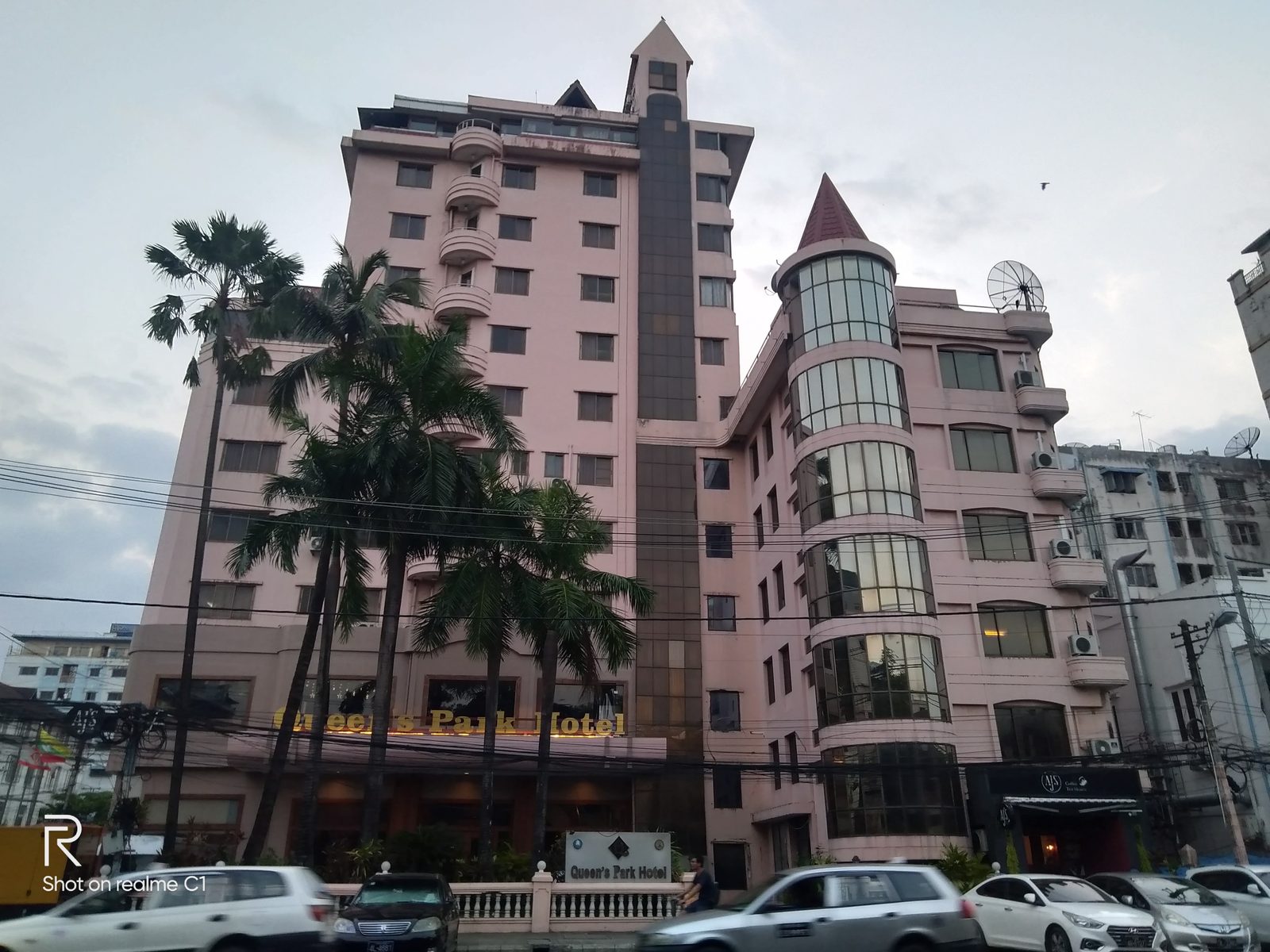 Sky Spa Botahtaung (Queen's Park Hotel)