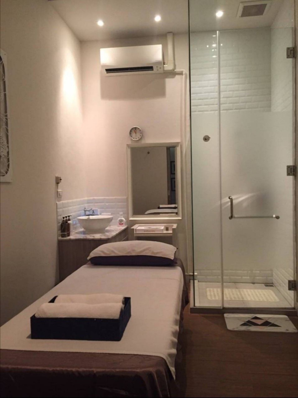 The Bachelor (Metropole Hotel)