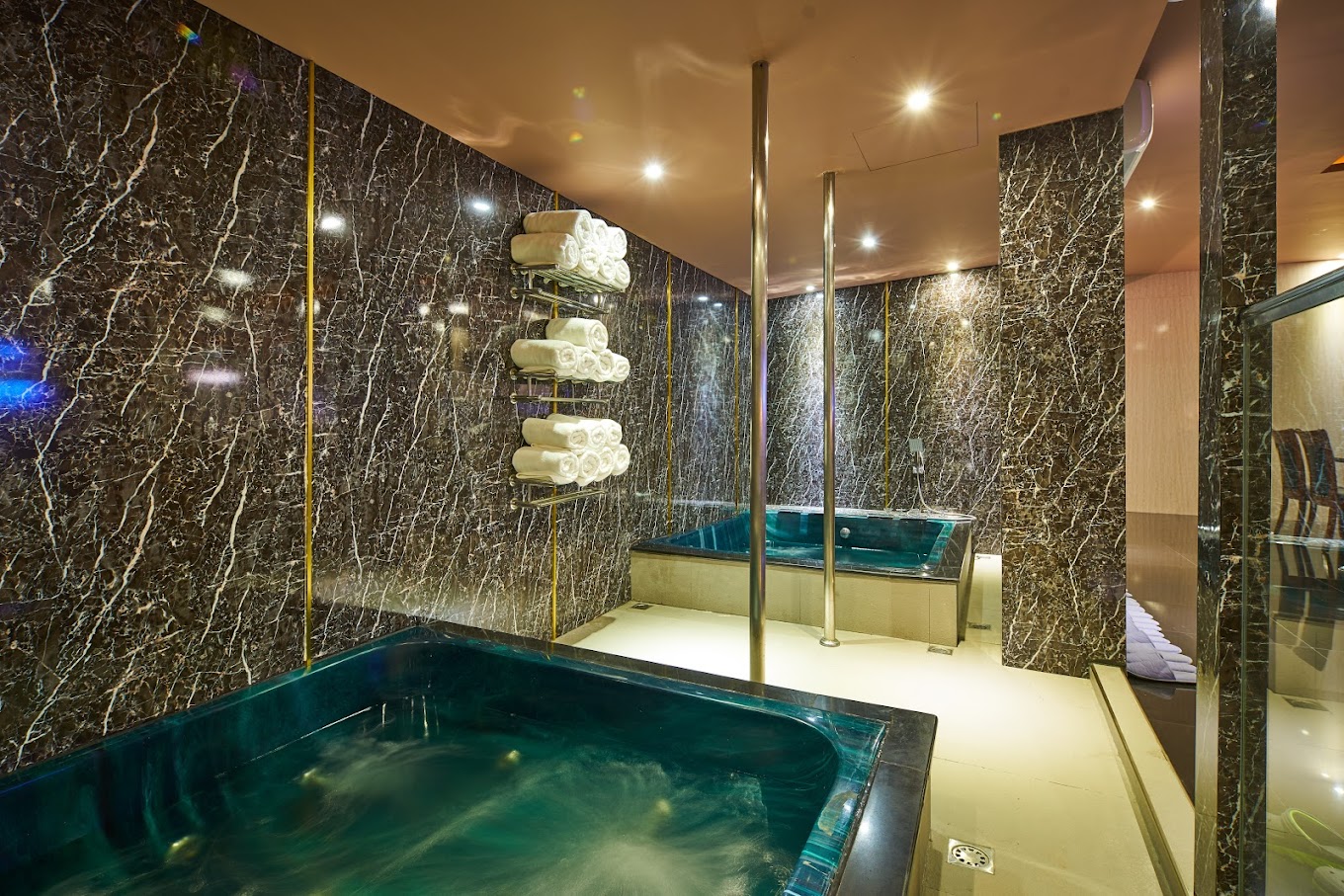 Colonze Massage & Entertainment